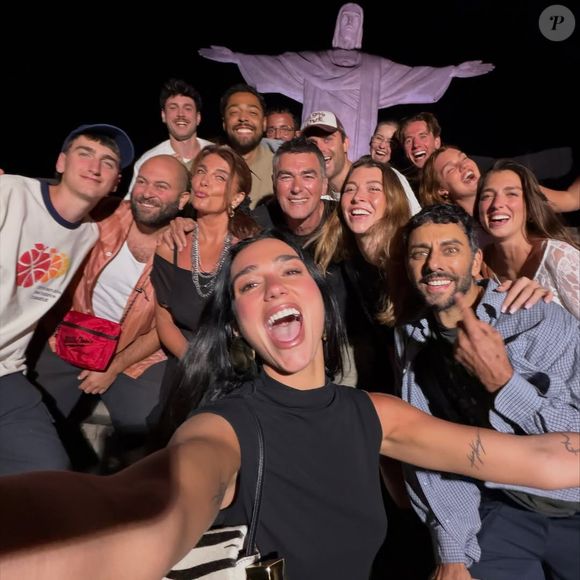 Dua Lipa e seus amigos no Cristo Redentor