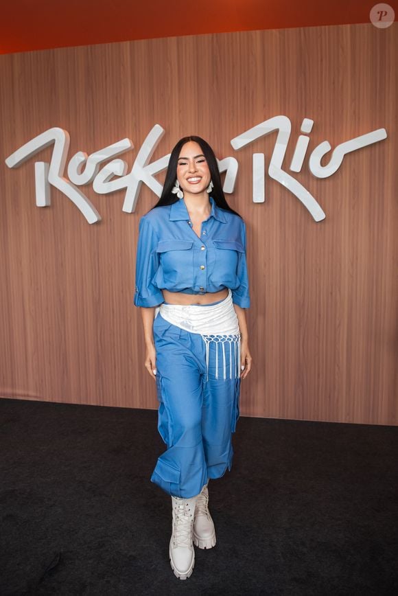 Isabelle Nogueira surgiu com um conjunto azul composto por camisa cropped e calça cargo