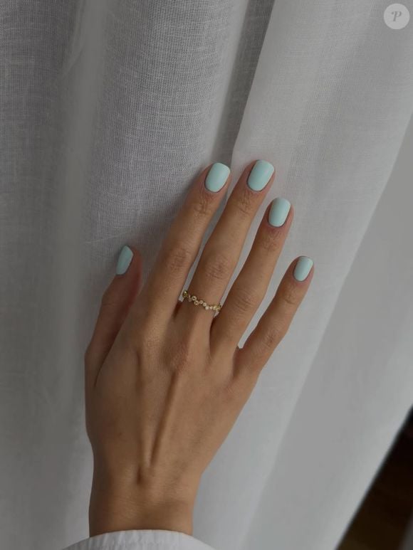 Tendência Outono 2026: unhas na cor azul bebê transmitem luminosidade e personalidade às unhas de mulheres mais elegantes.
