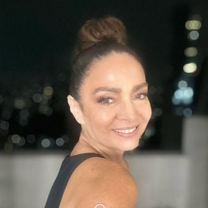 Claudia Ohana, atualmente com 62 anos, impressiona internautas com sua beleza natural e corpo definido