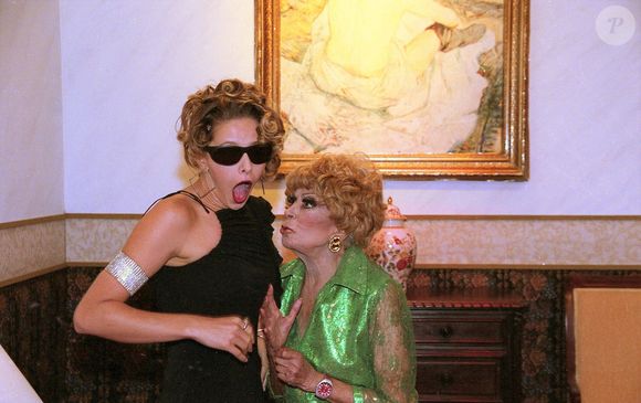 Dercy Gonçalves lembrou quando roubou maquiagem nos EUA e depois a filha perdeu 100 dólares: 'Fiquei com medo e nunca mais roubei' - na foto, atriz e Bianca Rinaldi no 'SBT Palace Hotel'