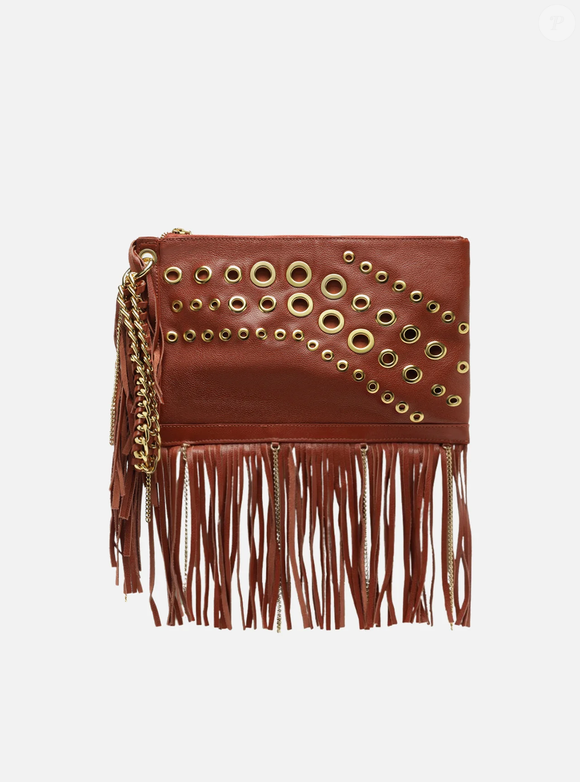 Clutch Laranja Couro Média Franjas Ilhoses – Arezzo | R$ 549,95 - com ilhoses marcantes e franjas laterais, a clutch de couro da Arezzo aposta na tendência folk para transformar qualquer produção básica