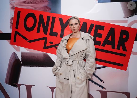 Pelada no Grammy, Bianca Censori, inspirou Julia Fox a usar um top que deu a impressão de seus seios estarem à mostra