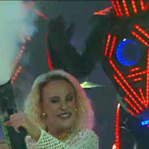 Ao som de “Feiticeira”, de Pedro Sampaio, Ana Maria Braga entra na dança e surpreende o público