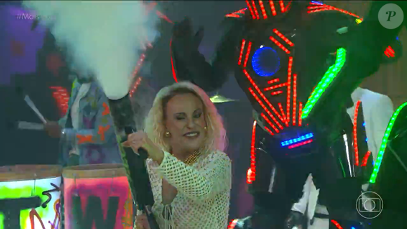 Ao som de “Feiticeira”, de Pedro Sampaio, Ana Maria Braga entra na dança e surpreende o público