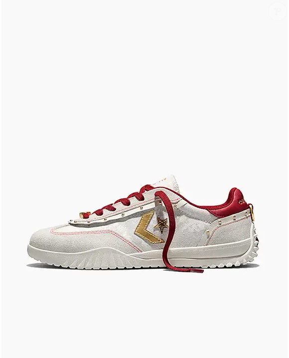 Com visual delicado, detalhes inspirados no Ano do Cavalo e uma estética nada óbvia, o novo Converse bege prova que o tênis fashion também pode ser sofisticado