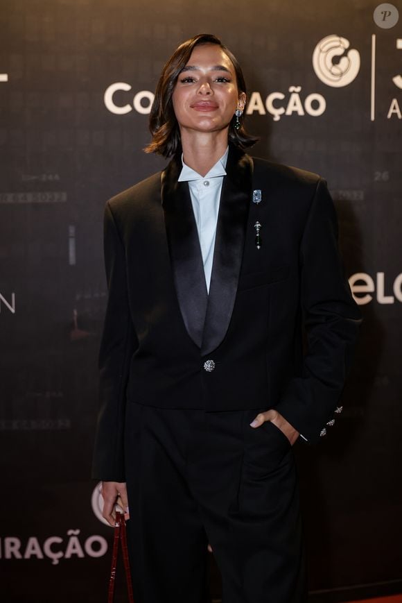 Bruna Marquezine foi aclamada pela postura, como mostram comentários extraídos da página do colunista Leo Dias