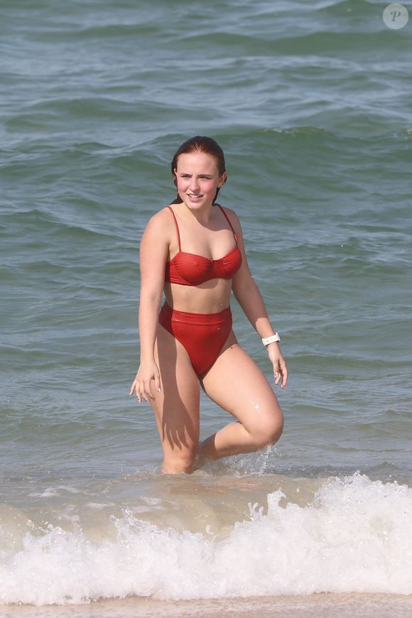 Biquíni cor vermelho mais fechado, com calcinha cintura alta e traseira fio-dental de Larissa Manoela roubou a cena em um dia de praia.