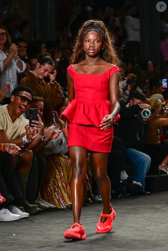 Rio Fashion Week 2026: filha de Bruno Gagliasso e Giovanna Ewbank, Titi estreou nas passarelas com um look vermelho belíssimo