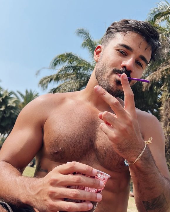 Mateus Pires viralizou no X após deixar órgão genital aparecer