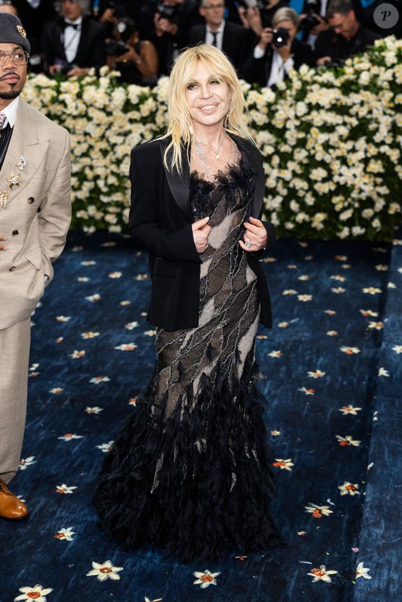 O que você achou do antes e depois de Donatella Versace? Mudou muito, né?