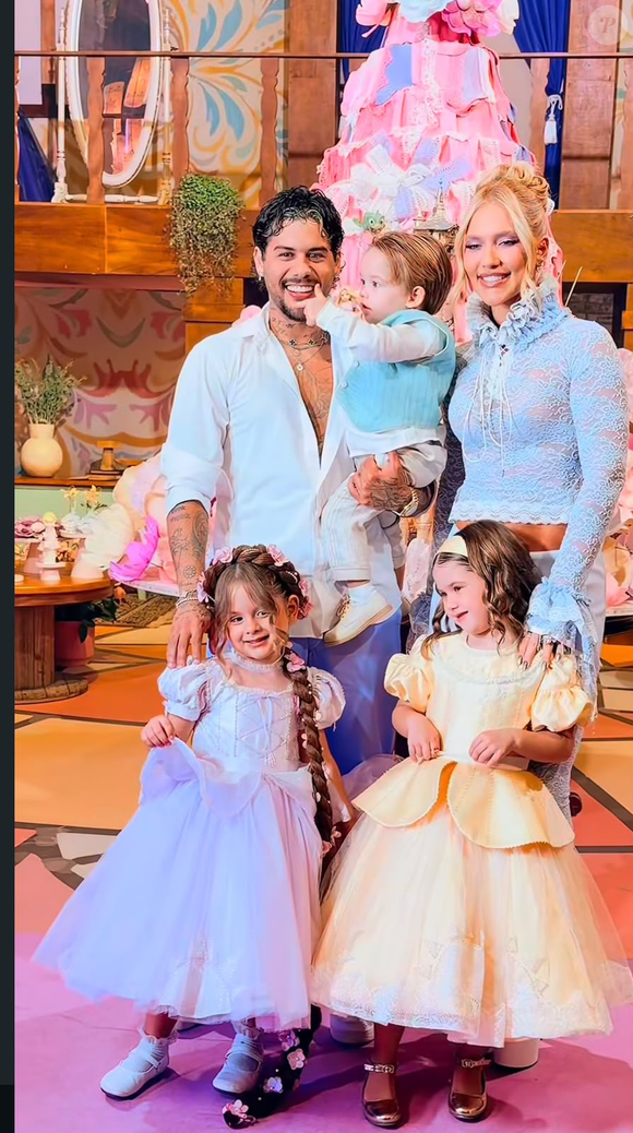 Maria Flor completa 4 anos nesta quinta-feira (22) e ganha uma festa temática de 'Enrolados', na Casa VF, em Goiânia. Para a comemoração, a filha de Virginia Fonseca e Zé Felipe se vestiu como uma verdadeira princesa, com look lilás, tule brilhante e trança florida até o chão