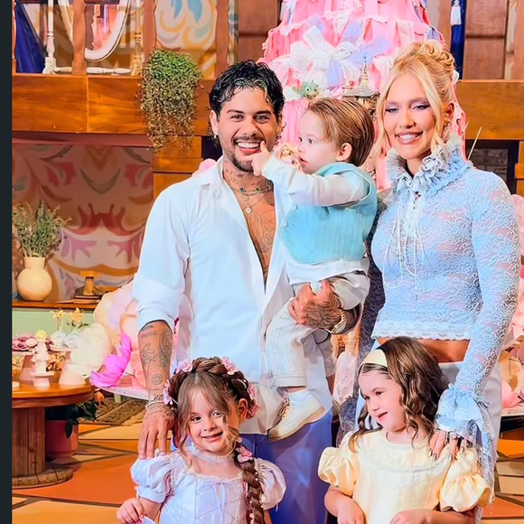 Maria Flor completa 4 anos nesta quinta-feira (22) e ganha uma festa temática de 'Enrolados', na Casa VF, em Goiânia. Para a comemoração, a filha de Virginia Fonseca e Zé Felipe se vestiu como uma verdadeira princesa, com look lilás, tule brilhante e trança florida até o chão