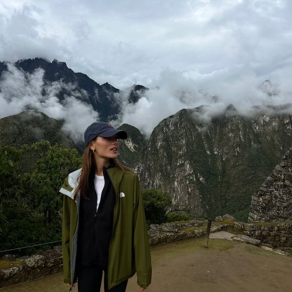 Sasha Meneghel usa looks que remetem tendências criadas nos anos 90