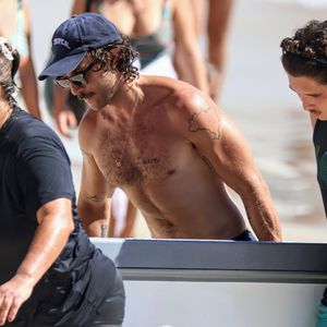 Curtindo o calor do Rio de Janeiro, Chay Suede foi visto em uma prática de canoagem