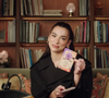Dua Lipa revelou à Vogue o conteúdo de sua bolsa Hermès em vídeo publicado em 2024