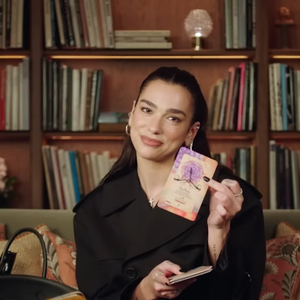 Dua Lipa revelou à Vogue o conteúdo de sua bolsa Hermès em vídeo publicado em 2024
