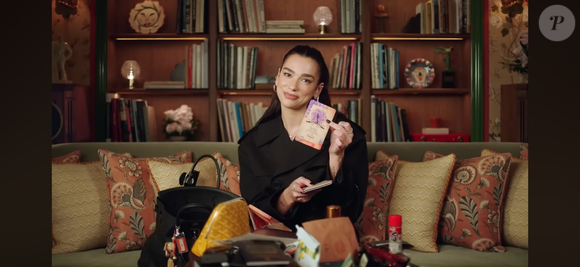 Dua Lipa revelou à Vogue o conteúdo de sua bolsa Hermès em vídeo publicado em 2024