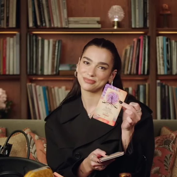 Dua Lipa revelou à Vogue o conteúdo de sua bolsa Hermès em vídeo publicado em 2024