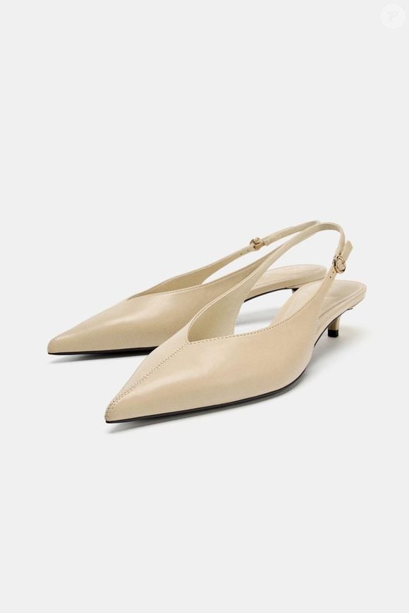 O modelo creme da Zara combina versatilidade e um toque original em uma proposta inspirada no power dressing oitentista. O sapato custa R$ 279,00