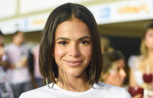 No Brasil, Bruna Marquezine também já aderiu ao visual, reforçando a versatilidade e a elegância desse corte bob que atravessa estilos e gerações.