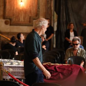 Edi Botelho fez um desabafo emocionado no velório do esposo Ney Latorraca, que acontece na manhã desta sexta-feira (27)