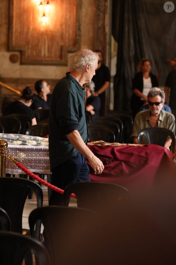 Edi Botelho fez um desabafo emocionado no velório do esposo Ney Latorraca, que acontece na manhã desta sexta-feira (27)