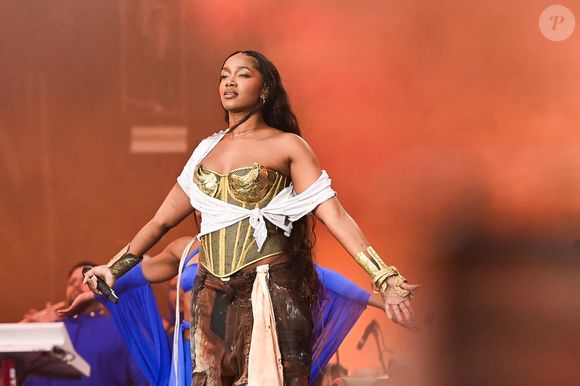 Iza chamou atenção ao fazer um discurso empoderado no palco