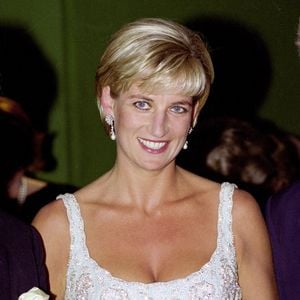 Criado durante um ensaio para a British Vogue em 1990, o cabelo curto de Diana teve repercussão mundial imediata