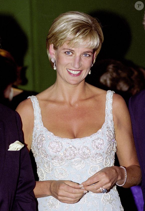 Criado durante um ensaio para a British Vogue em 1990, o cabelo curto de Diana teve repercussão mundial imediata