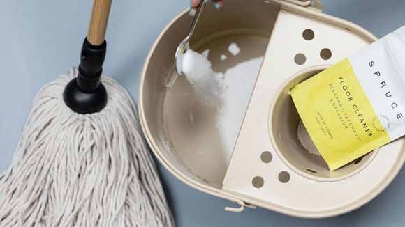 Como limpar seu esfregão sem tocá-lo ou gastar um centavo. Um truque caseiro que o deixará com aparência de novo e cheiroso