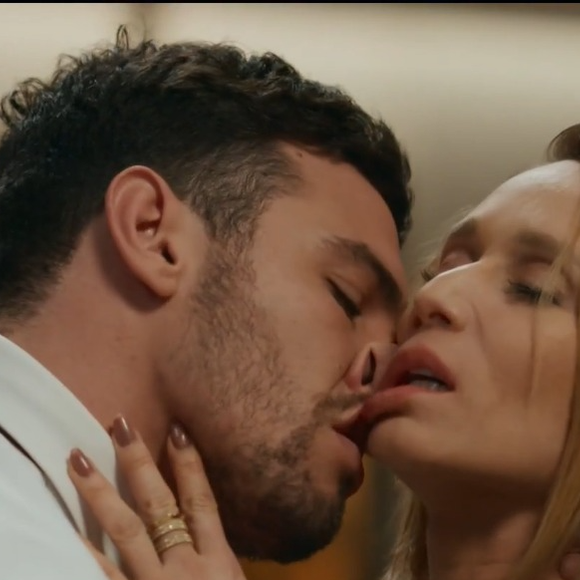Mariana Ximenes e Henrique Barreira são Dora e André em 'Quem Ama Cuida'. Os personagens vivem um romance que começou de forma proibida e ganhou força ao longo da trama