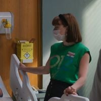 Gafe inédita na novela 'Vale Tudo', da Globo, some com barriga de gravidez de Solange e web não perdoa: 'Amadores'