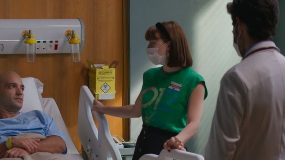 Gafe inédita na novela 'Vale Tudo', da Globo, some com barriga de gravidez de Solange e web não perdoa: 'Amadores'