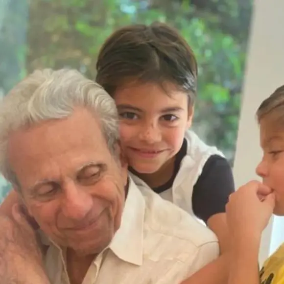 Em 2023, pai de Shakira passou por uma cirurgia para a implantação de uma válvula de derivação no cérebro, para tratar sua hidrocefalia