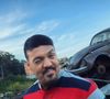 Depois de anos fiel ao loiro platinado que virou sua marca registrada, o cantor Belo resolveu radicalizar... e deu o que falar