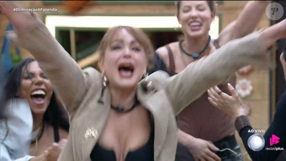 Gaby Spanic e aliadas comemoram permanência de Carol Lekke