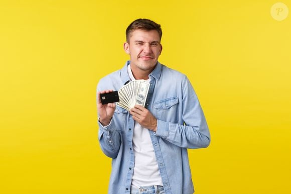 Você ainda prefere pagar em dinheiro? A psicologia e a economia comportamental explicam por que esse hábito pode estar ligado a maior autocontrole financeiro e menos compras por impulso. Entenda o que dizem os estudos