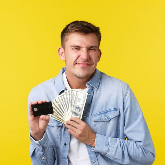 Você ainda prefere pagar em dinheiro? A psicologia e a economia comportamental explicam por que esse hábito pode estar ligado a maior autocontrole financeiro e menos compras por impulso. Entenda o que dizem os estudos