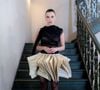 Uma das apresentadoras da cerimônia, Alice Wegmann transformou moda em narrativa ao surgir com uma criação exclusiva da estilista paraibana Penha Maia. O visual ultrapassou a proposta tradicional de tapete vermelho ao incorporar referências diretas ao Modernismo brasileiro