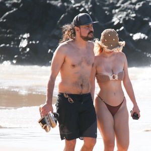 Namorada de Gabriel Pensador, Gabriela Vicente escolheu look em tons terrosos cheio de estilo para dia de sol em Noronha