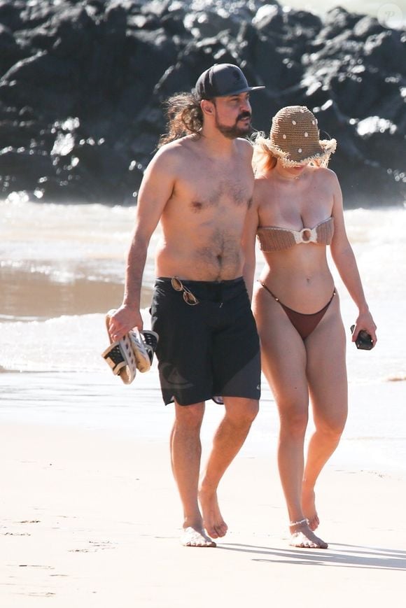 Namorada de Gabriel Pensador, Gabriela Vicente escolheu look em tons terrosos cheio de estilo para dia de sol em Noronha