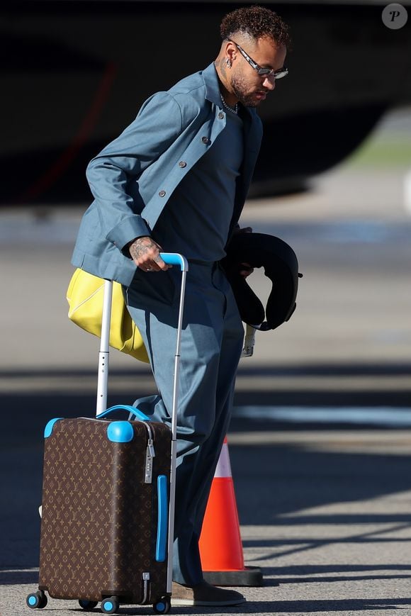 O atacante do Santos, Neymar, surgiu com uma mala  Horizon 55, da Louis Vuitton, avaliada em R$ 25 mil no site oficial da grife