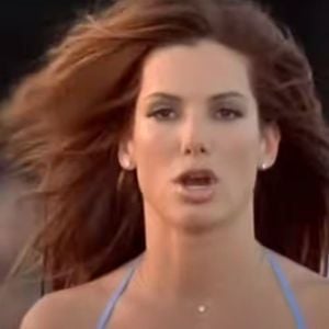 Há 25 anos: uma decisão arriscada fez Sandra Bullock, hoje com 61, agredir um famoso nos bastidores de filme com R$ 1 bilhão de bilheteria