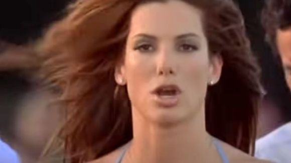 Há 25 anos: uma decisão arriscada fez Sandra Bullock, hoje com 61, agredir um famoso nos bastidores de filme com R$ 1 bilhão de bilheteria