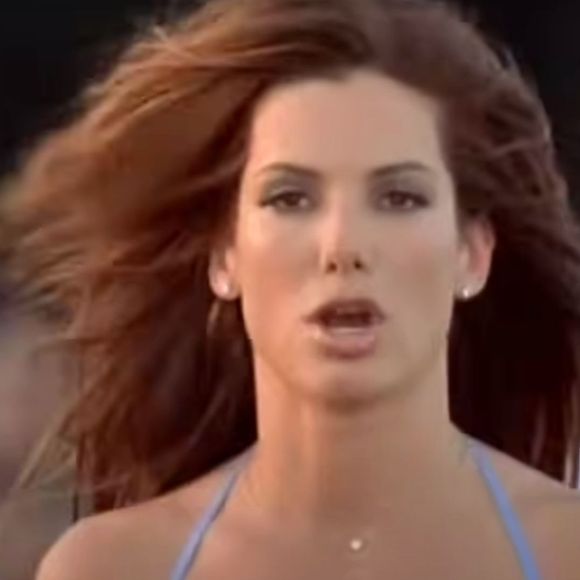 Há 25 anos: uma decisão arriscada fez Sandra Bullock, hoje com 61, agredir um famoso nos bastidores de filme com R$ 1 bilhão de bilheteria