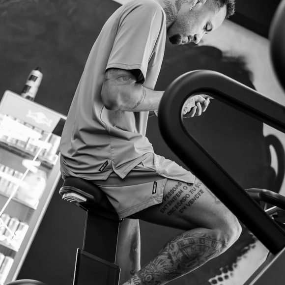 Neymar foi criticado nas redes sociais após publicar uma mensagem de condolências com uma foto sua treinando na academia