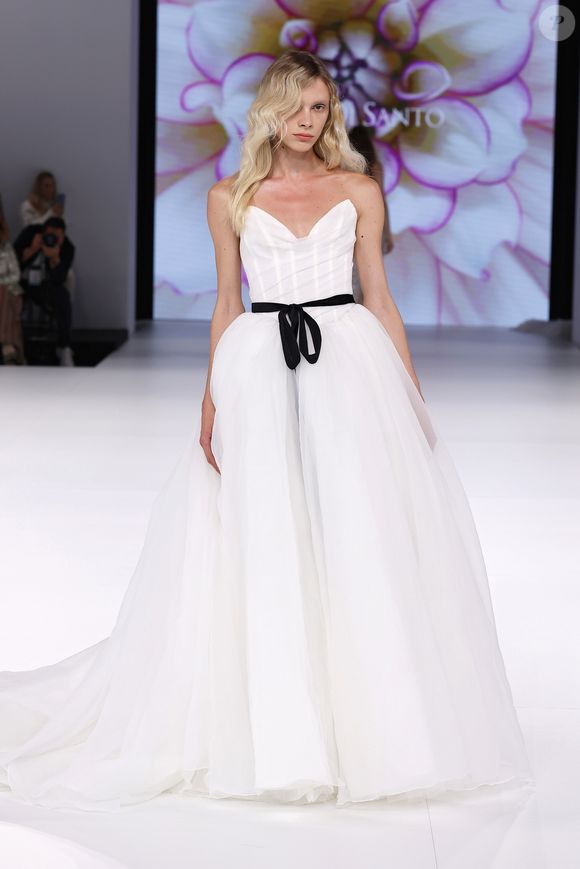 No vestido de noiva, o cinto preto dá toque estiloso e quebra o monocromático de jeito surpreendente