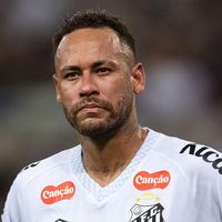 Fora dos campos, Neymar radicaliza visual, surge de tranças no cabelo e web detona: 'Chegou a hora de se aposentar'