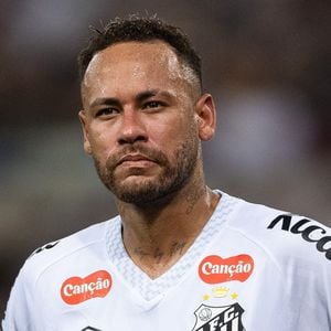 Neymar radicaliza visual, aposta em tranças no cabelo e web não perdoa: 'Chegou a hora de se aposentar'